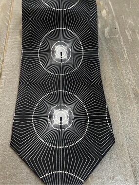 Men's Black Tie with Concentric Radiant Circle Pattern